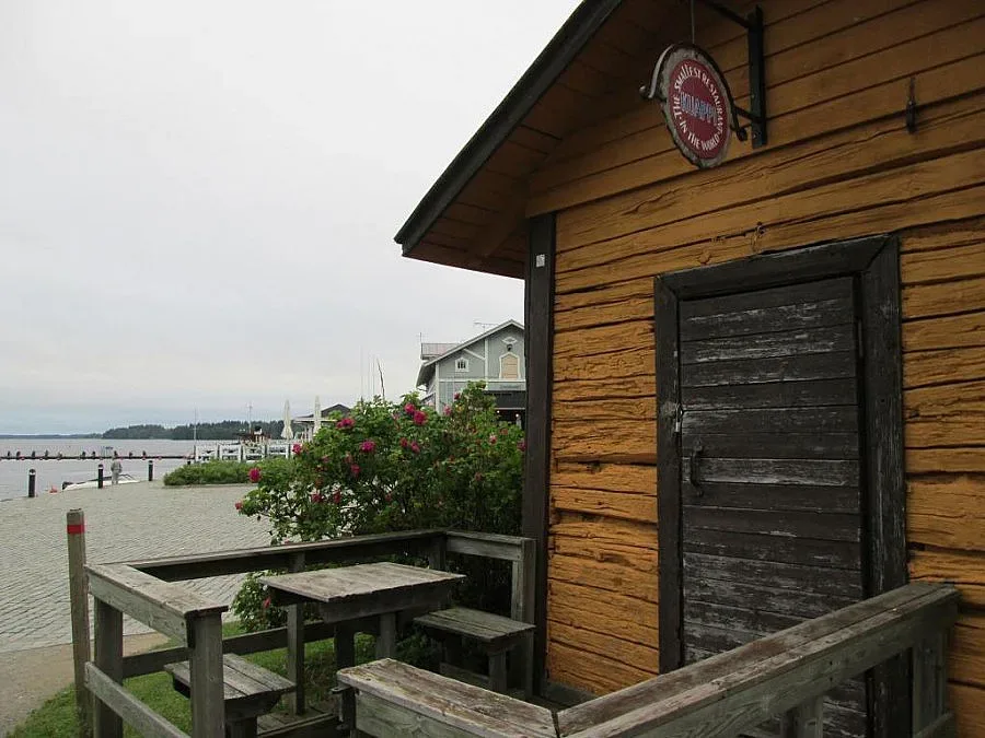 Перничанин обикаля държави фантоми