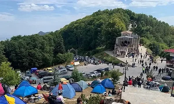 Хиляди на Кръстова гора! Молят се за чудо