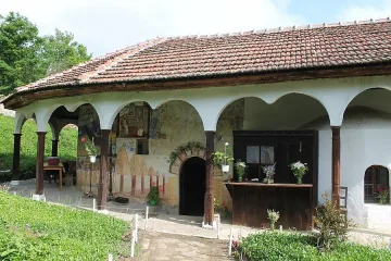 Черква оцелява под могила от земя