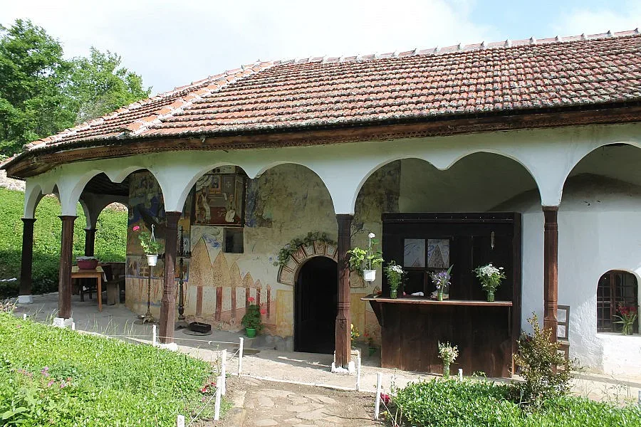 Черква оцелява под могила от земя