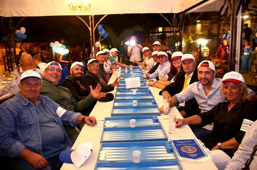 "Спортистите" биха "Артистите" на табла