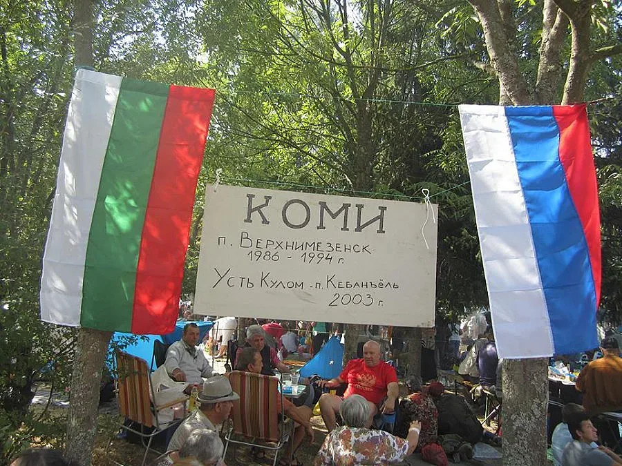 13 000 приятели на Русия на брега на Копринка