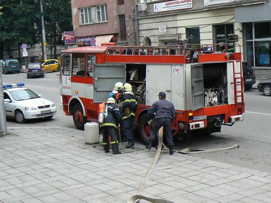 Огнеборци показват на хлапета как се гаси огън
