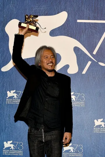 Черно-бяла драма триумфира във Венеция