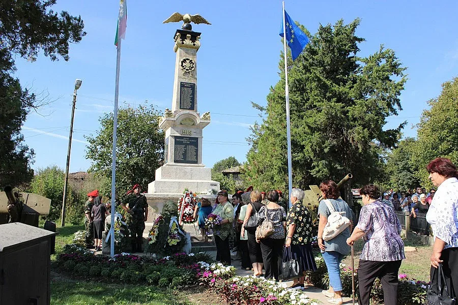 Военният министър почете загиналите войници от Осенец
