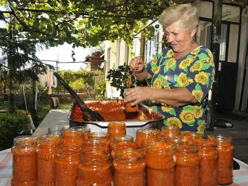 Баби приемат поръчки за домашна лютеница 