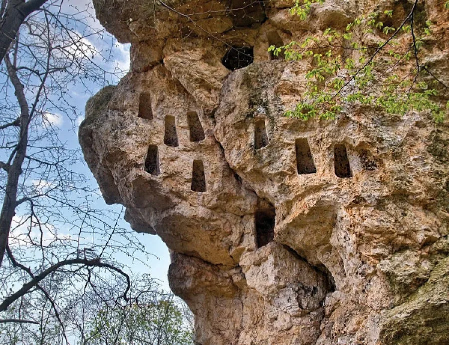 Тракийски аристократи с урни в Глухите камъни