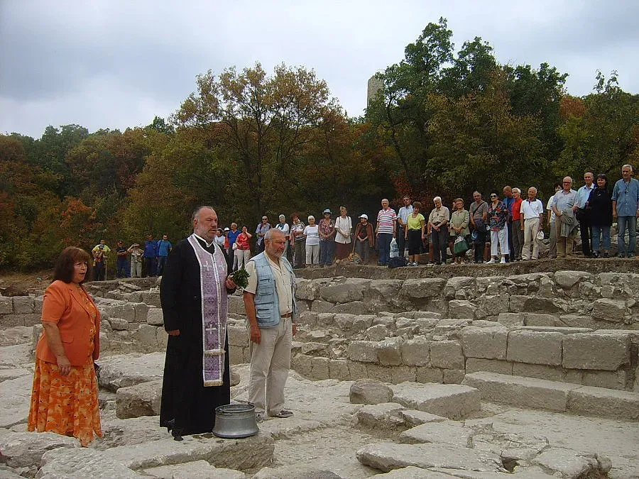 Отец Саръев освети църквата на Перперикон