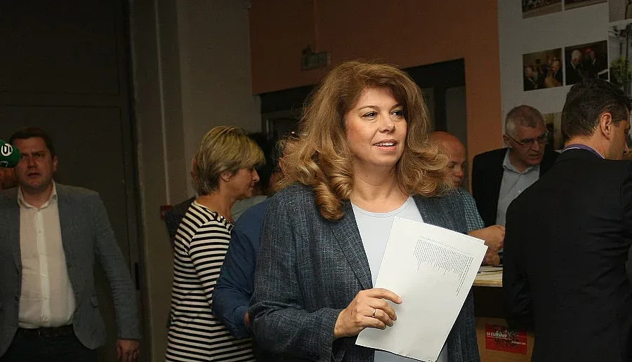 Йотова с доклад за отпадане на американо-канадските визи