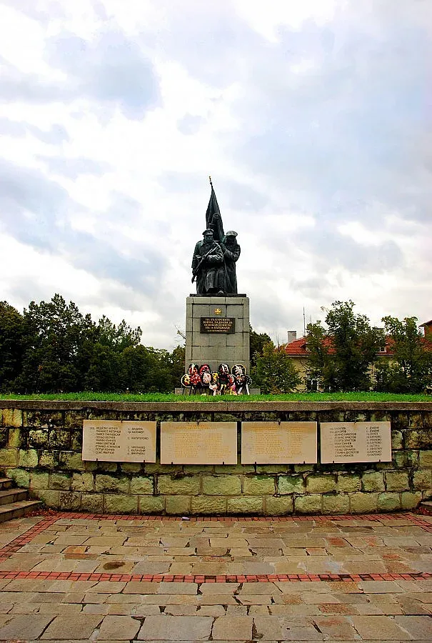 Паметникът на Освободителите в Кърджали събира родопчани