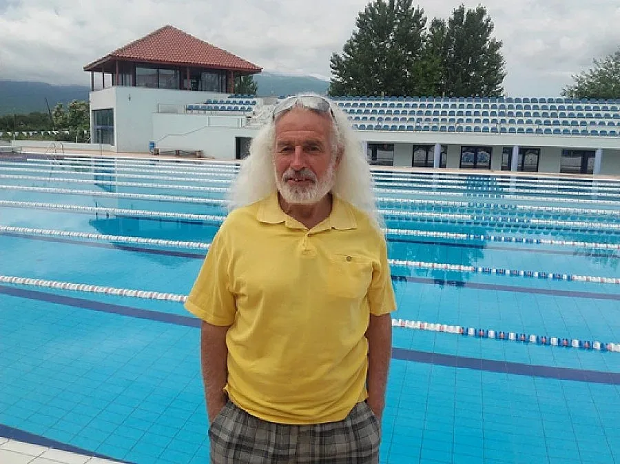 Човек плува вързан с чувал за Гинес