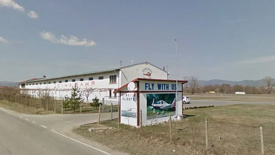 Малък самолет падна край Долна Баня