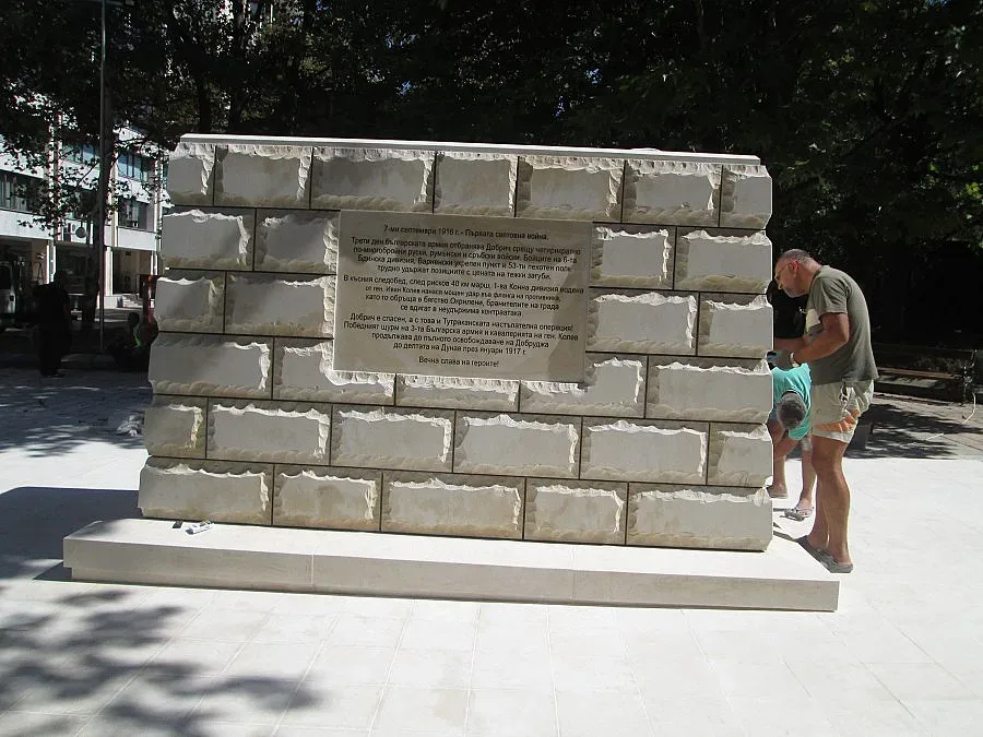 Монтират паметник на ген. Иван Колев в Добрич