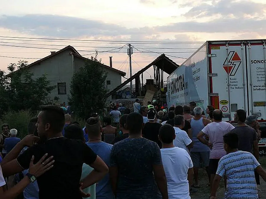 Без опасност за живота на прегазените от ТИР в Лом