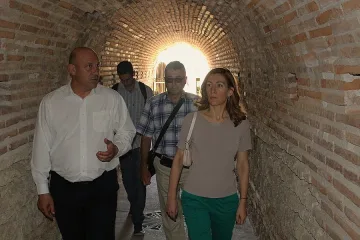 Ангелкова води туриски в Русокастро 