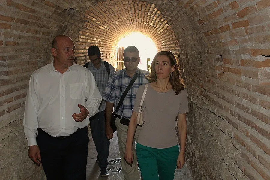 Ангелкова води туриски в Русокастро