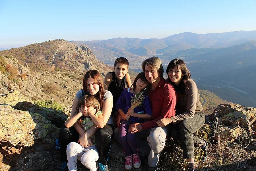 Бети и Николай учат звезди на тръвни във "Фермата"