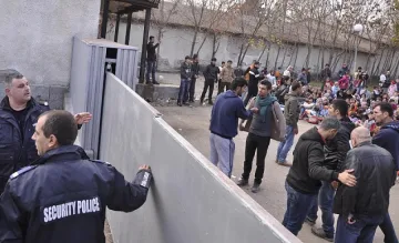 Полицаи с кучета кръстосват Харманли