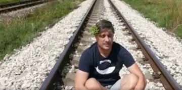 Карамазов седна на ЖП линия 