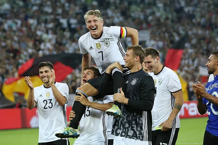 30 хиляди разплакаха Швайни в бенефиса му