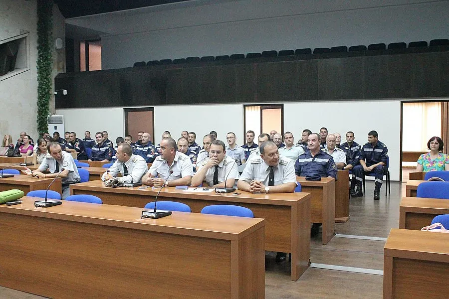 Наградиха 25 огнеборци за мисията в Скопие