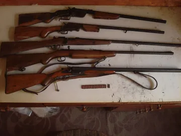 Три незаконни пушки иззети от частен дом 