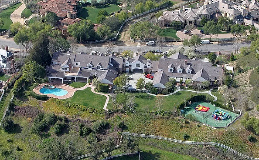 Богаташи крият имоти от Google Maps