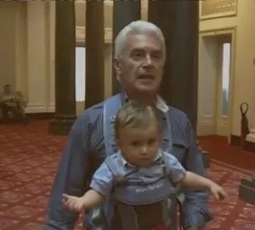 Сидеров разходи сина си в парламента 