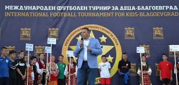Стотици малки футболисти на турнир 