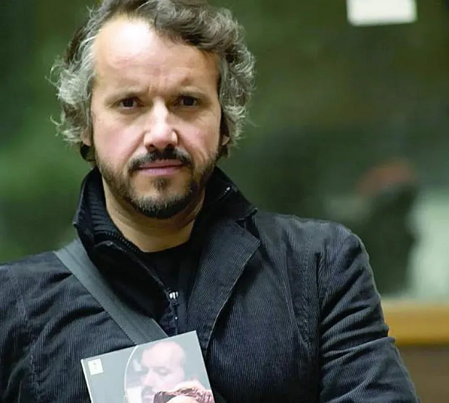 Калин Терзийски гледа крави и кокошки