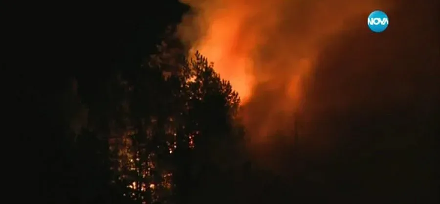 Пожар бушува в Кресненското дефиле 