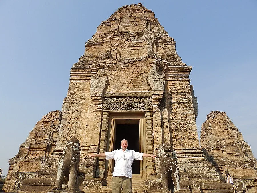 Император Джаяварман VII строи Свещения град