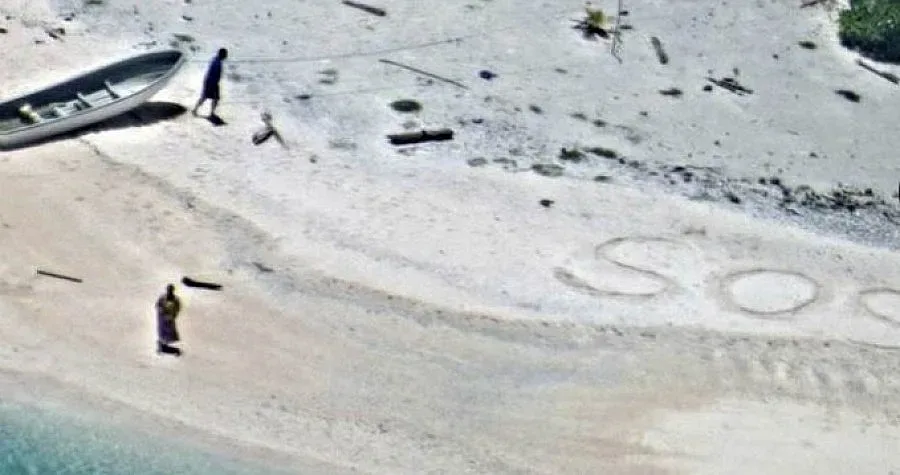 Надпис SOS на пясъка спаси корабокрушенци