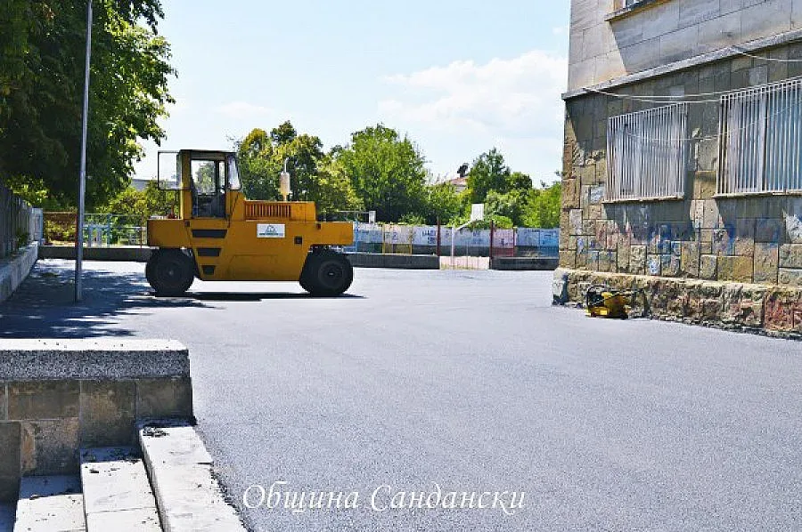 Асфалтират спешно училищен двор