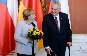 Мъж пробва да се вклини в кортежа на Меркел