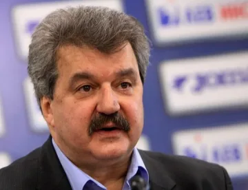 Тодор Батков с плакет от община Лъки