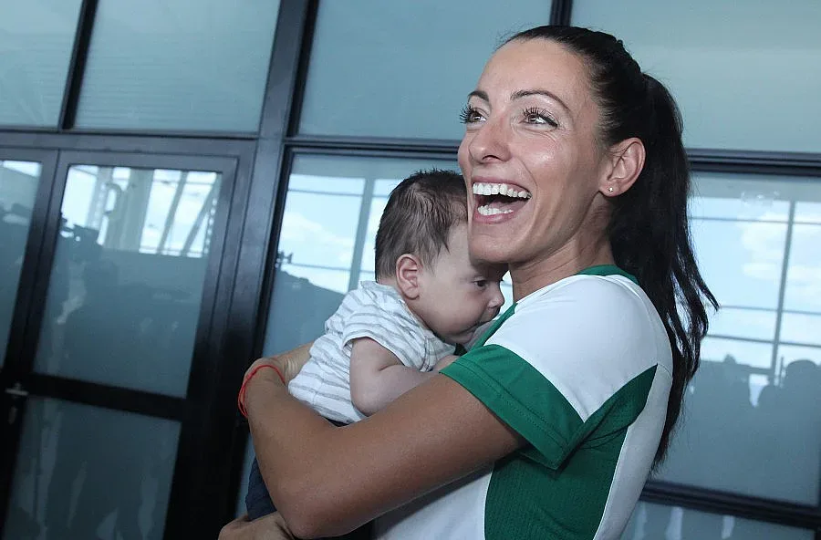 Ивет раздвоена между Токио и бебе