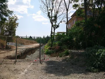 Засипват с купчини пръст алеи в „Бедечка“