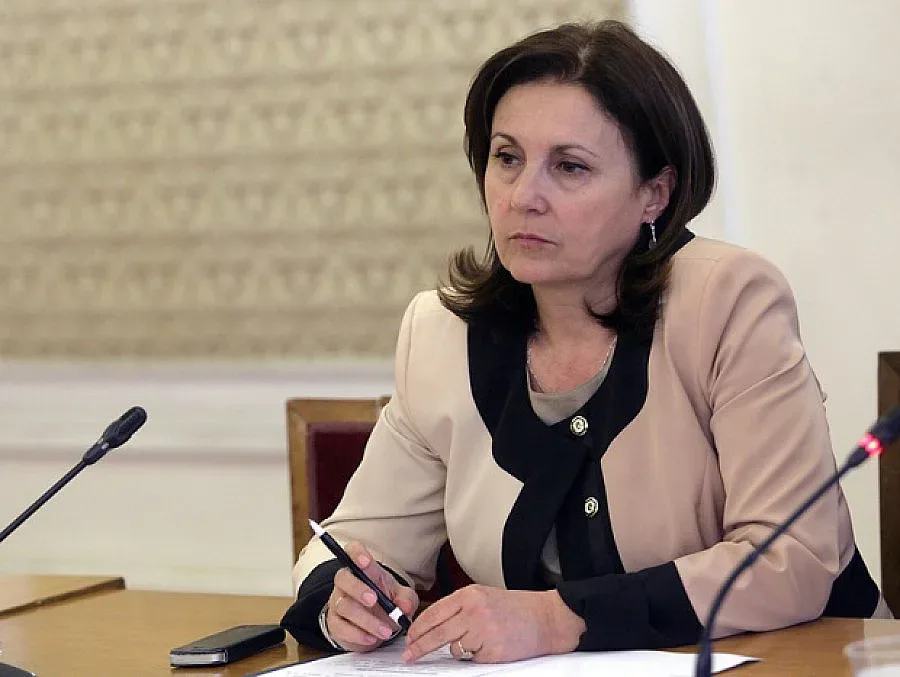 Бъчварова търси в Берлин помощ за бежанците