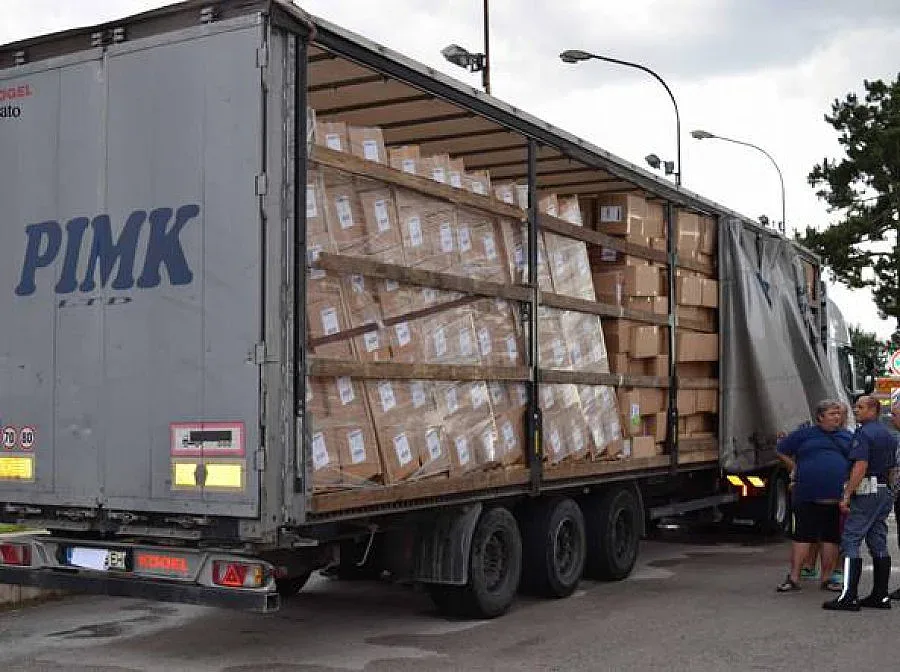 Афганистанец стигна Италия под гумите на наш ТИР