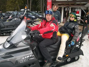 Туристи скачат срещу спасителите си