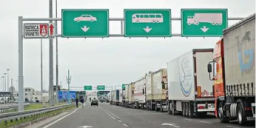 Сръбската гранична полиция спипа мигранти в бг камиони