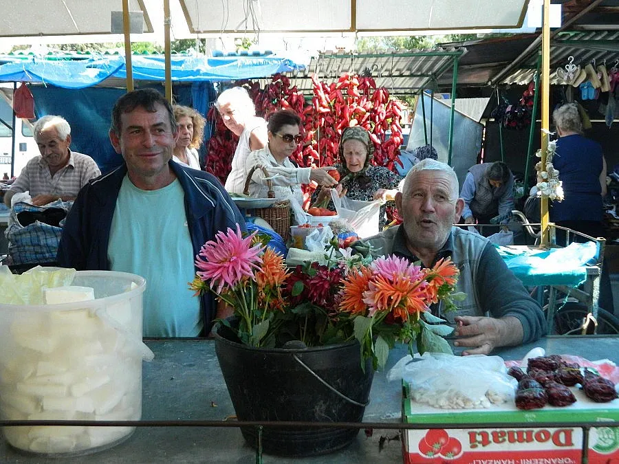 Яйце от дърво на пазара в Пирот