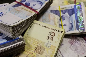 Върнаха изгубени пачки в пернишката полиция