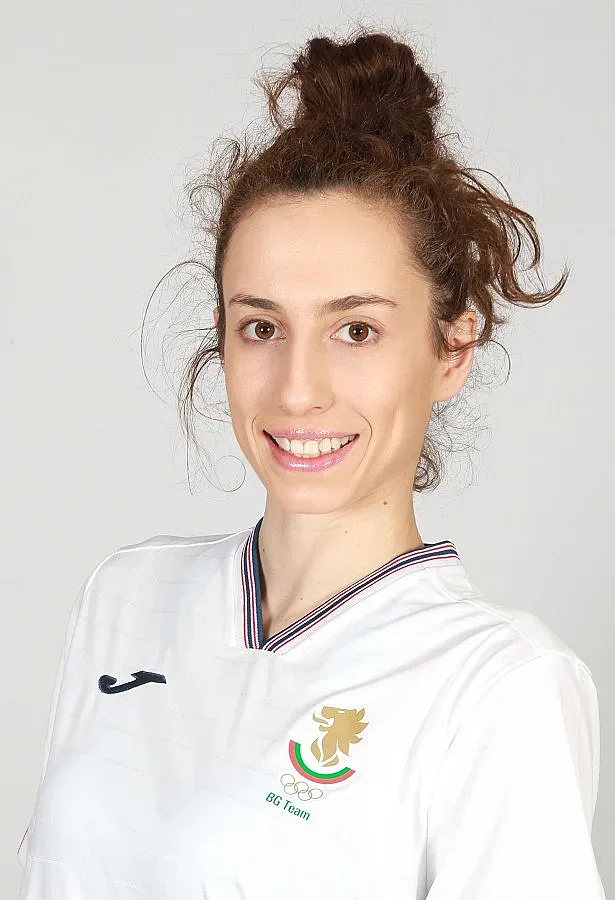 Маевска носи знамето на закриването