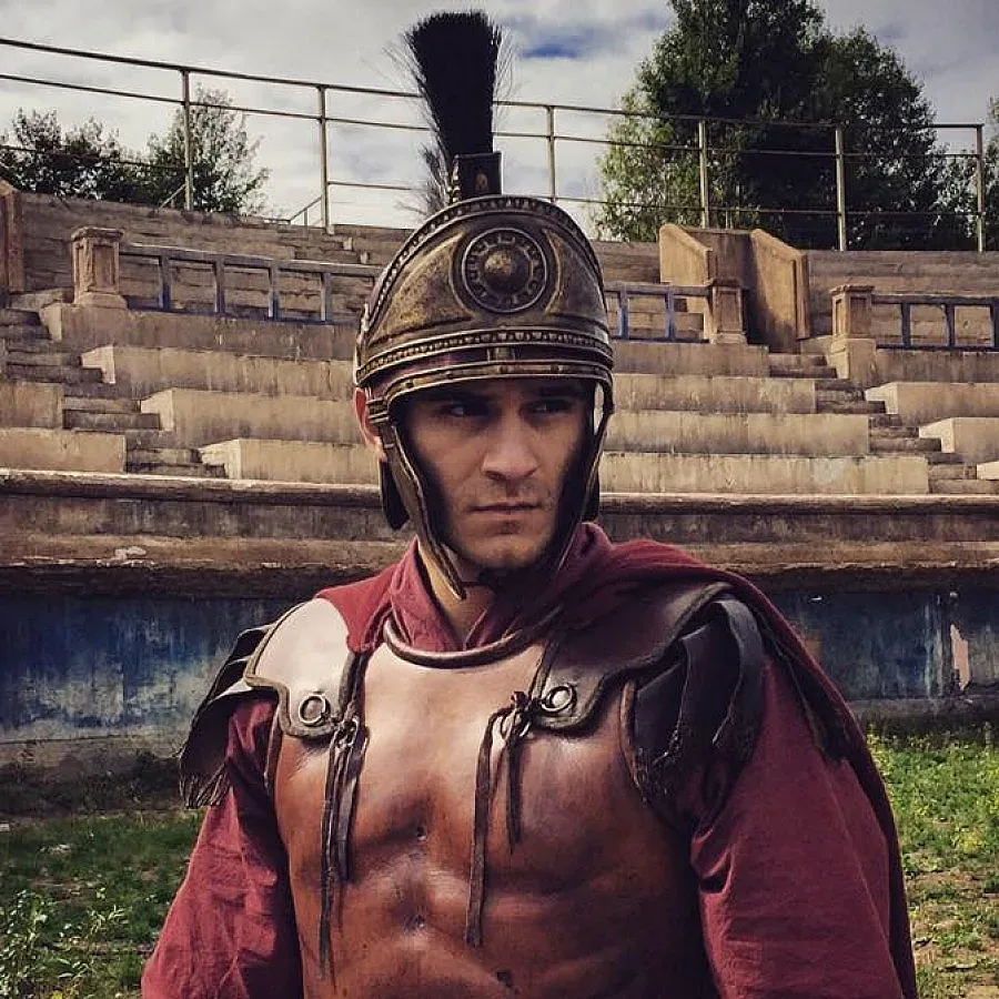 Юлиан Костов е в ролята на римлянина Луций