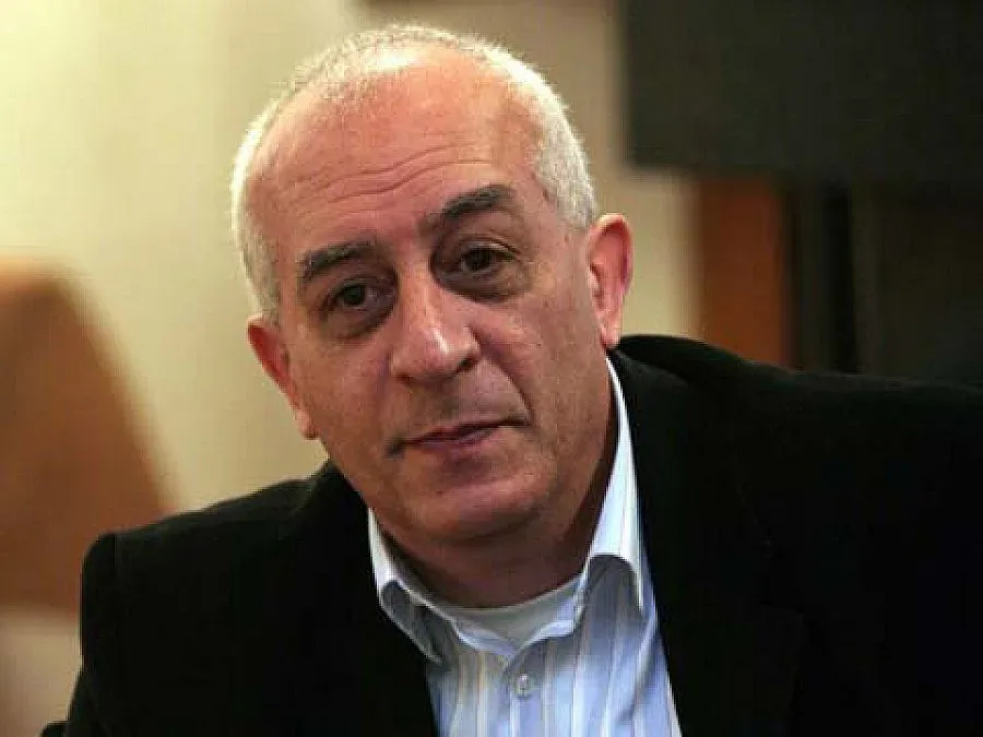 Битката за "Дондуков" ще е между партийни агитки