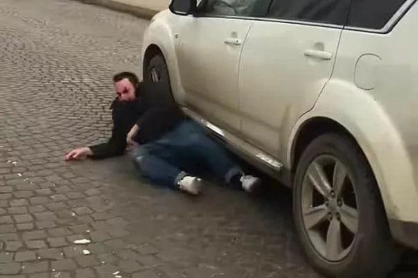 Самоуби се мъжът, който се хвърляше под коли