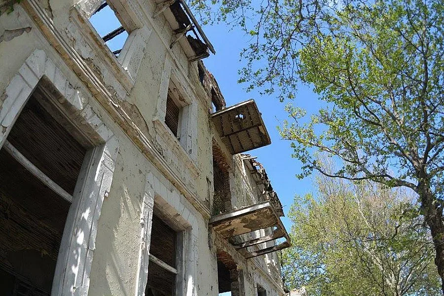 Събарят призрачна къща на пътя към Златни пясъци