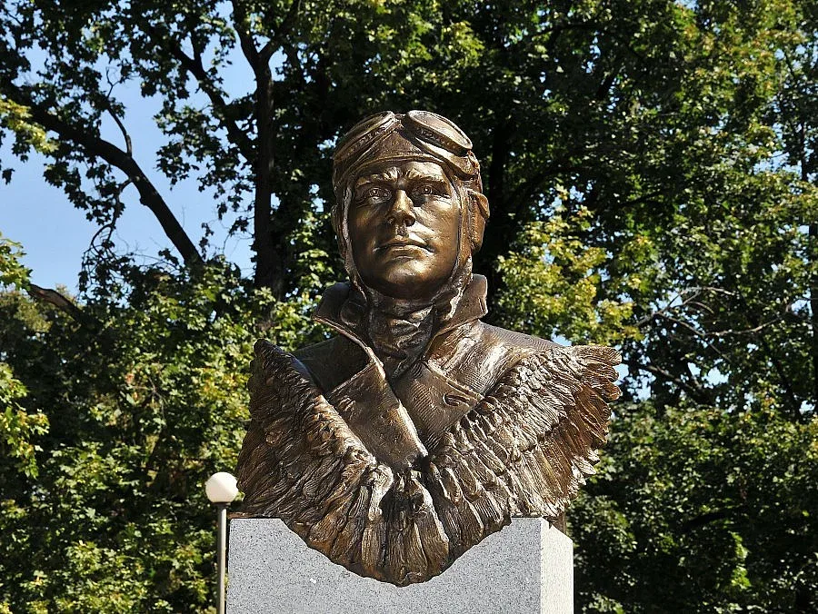 Откриха паметник на летеца-герой Богдан Илиев в Монтана